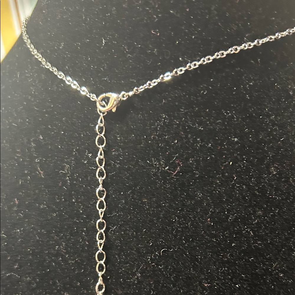 Elegant Silver Leaf Pendant Necklace - Picture 3 of 4
